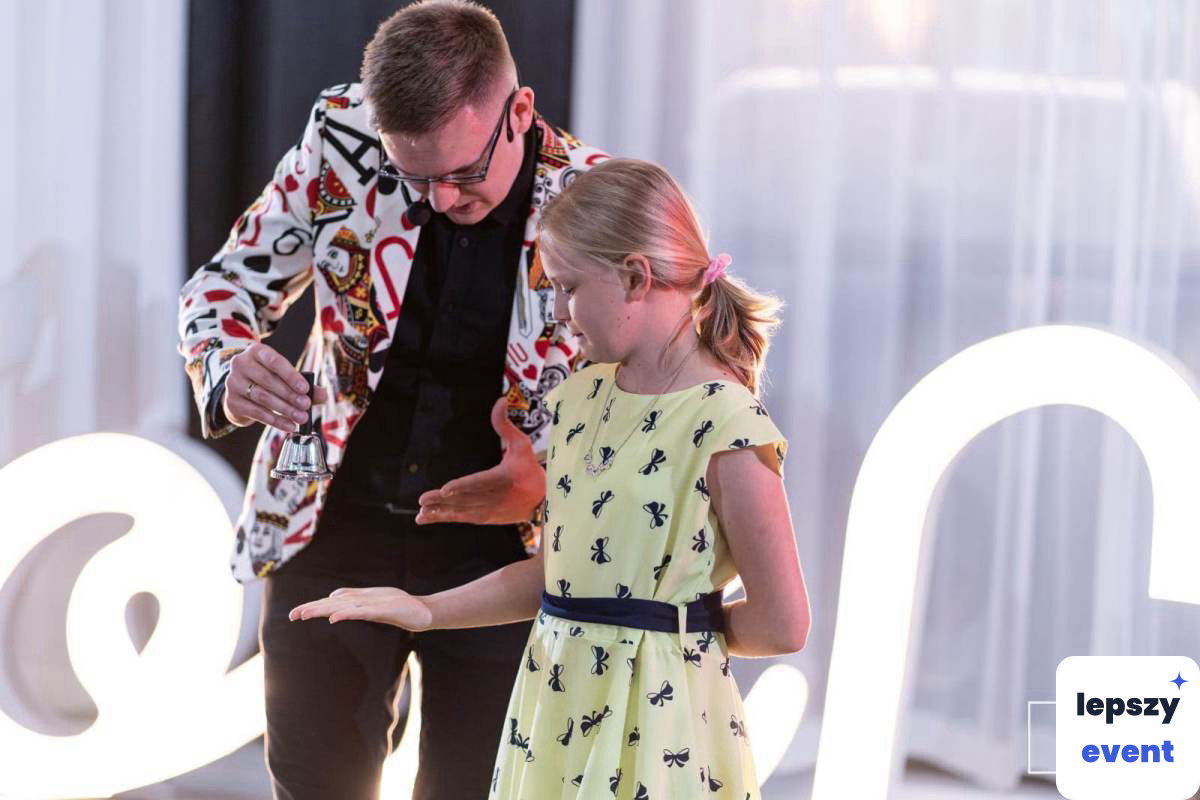 Pokaz iluzji i magia na event | Iluzjonista Mateusz Sawicz — zdjęcie 3