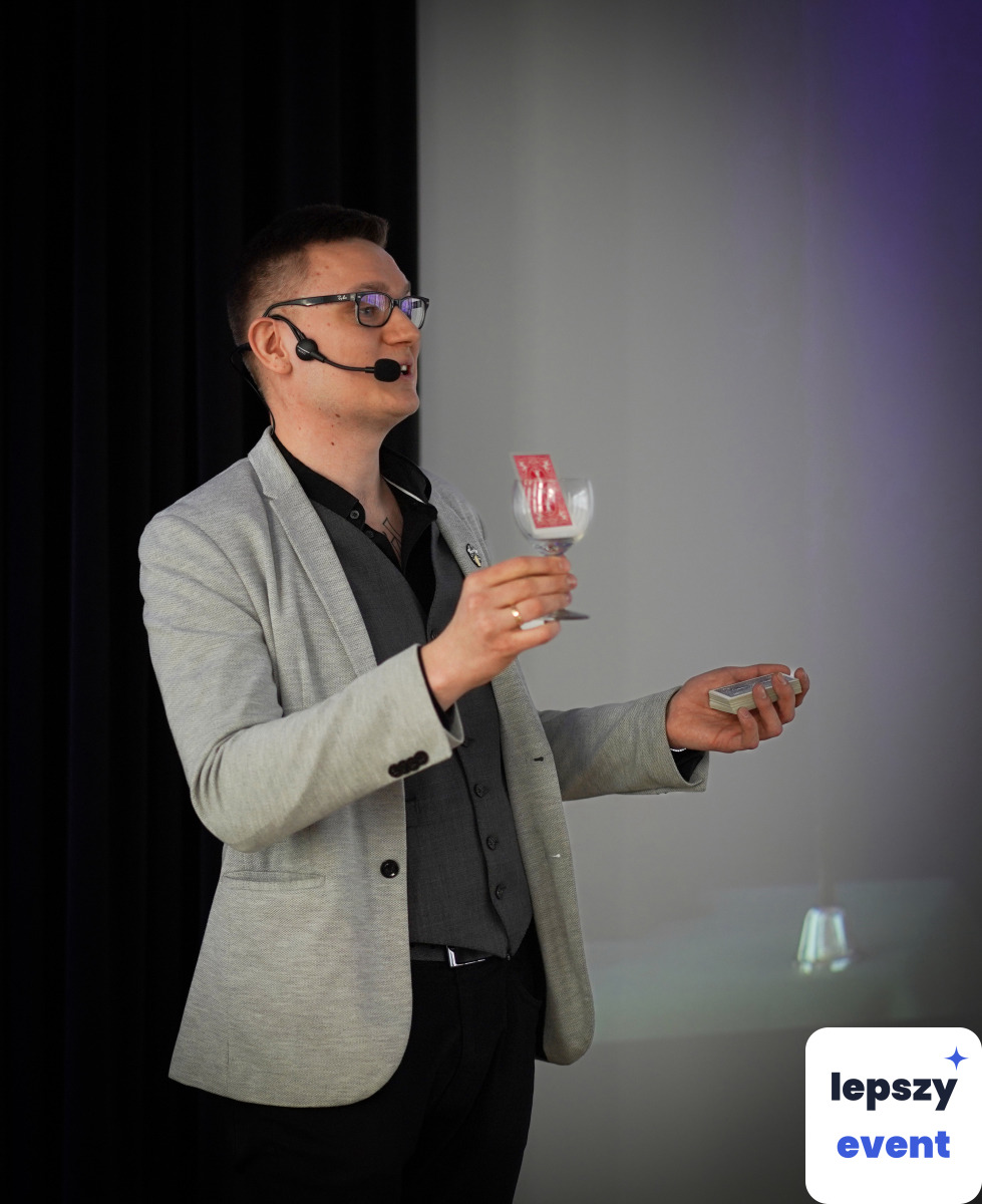 Pokaz iluzji i magia na event | Iluzjonista Mateusz Sawicz — zdjęcie 5