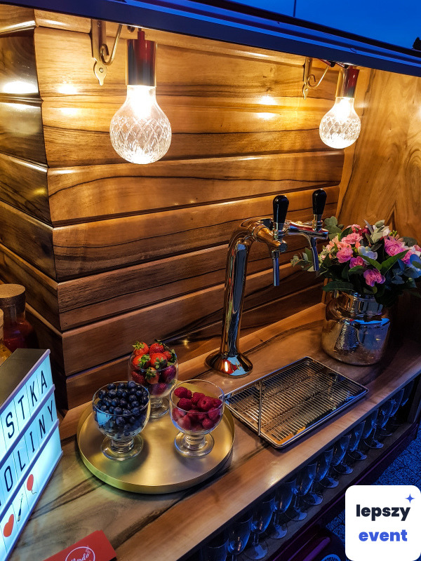 Mobilny prosecco van i bar na kółkach — zdjęcie 2