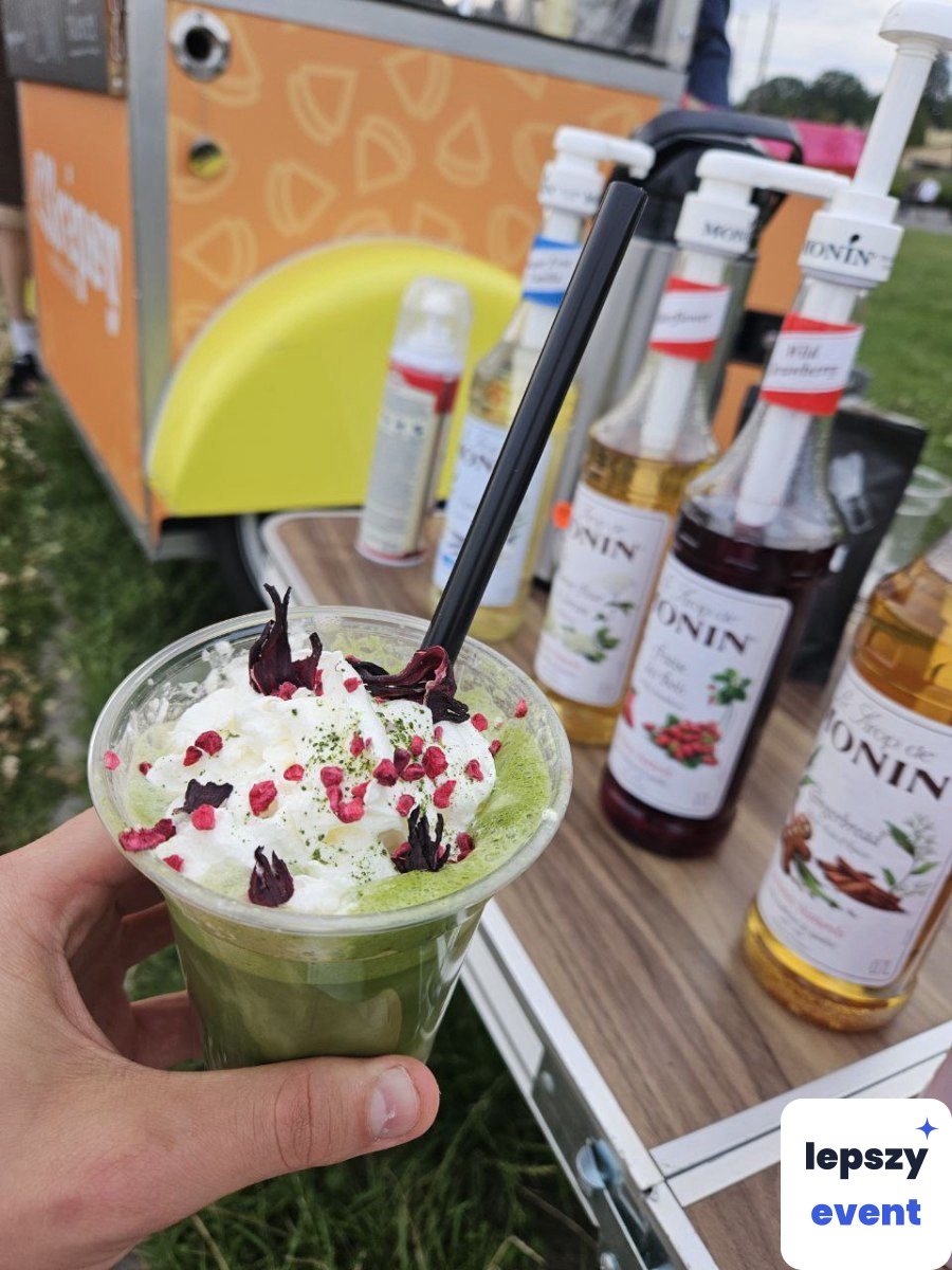 Zewnętrzny cocktail bar, kawa, matcha i lemoniada — zdjęcie 2
