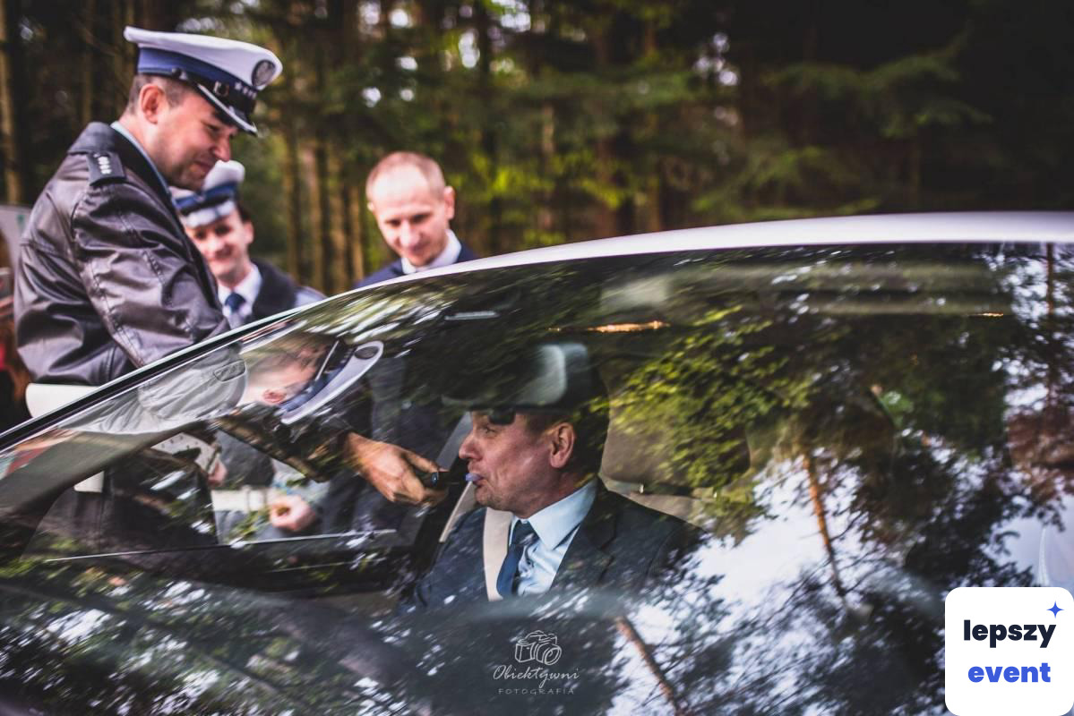 Nietypowa brama i eskorta w klimacie PRL — zdjęcie 2