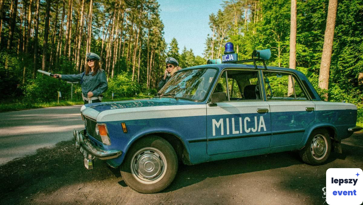 Nietypowa brama i eskorta w klimacie PRL — zdjęcie 3