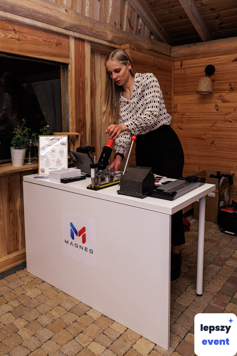 Magnesy pamiątkowe tworzone podczas eventu | Magnesy na żywo Magneo — zdjęcie 2
