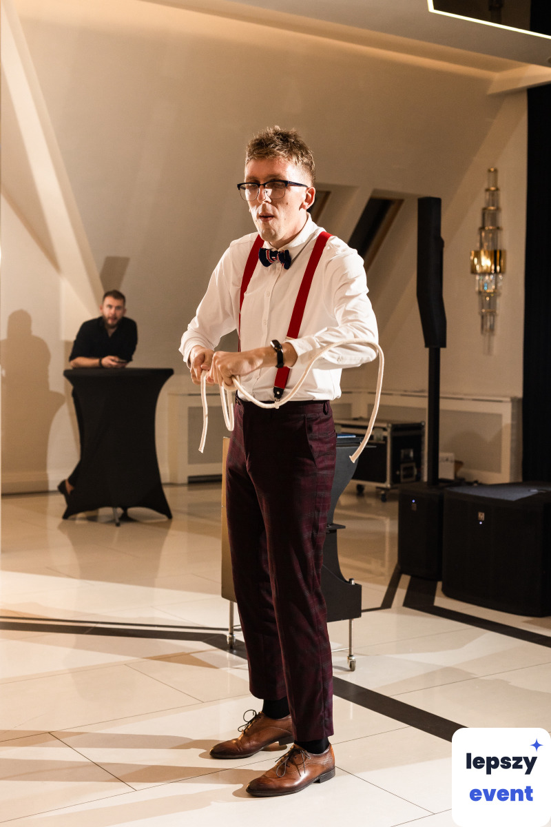 Pokaz iluzji i magia na event | Iluzjonista Mateusz Bednarski — zdjęcie 3