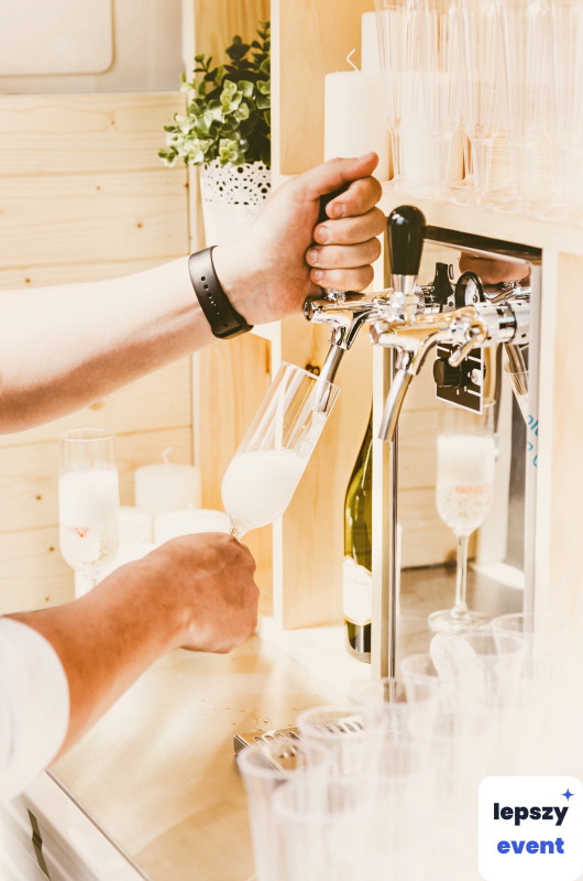Mobilny prosecco van i bar z winem musującym — zdjęcie 4