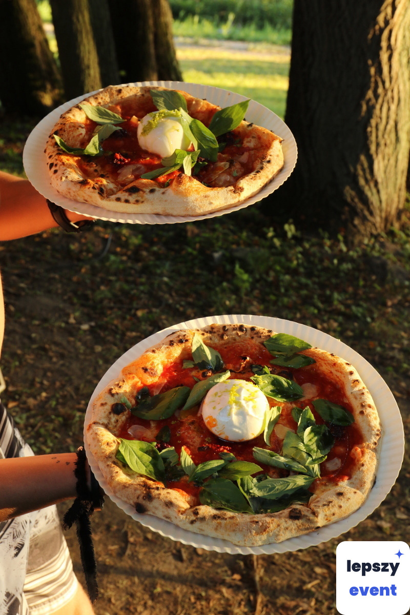 Pizza wypiekana na miejscu z mobilnej strefy — zdjęcie 3