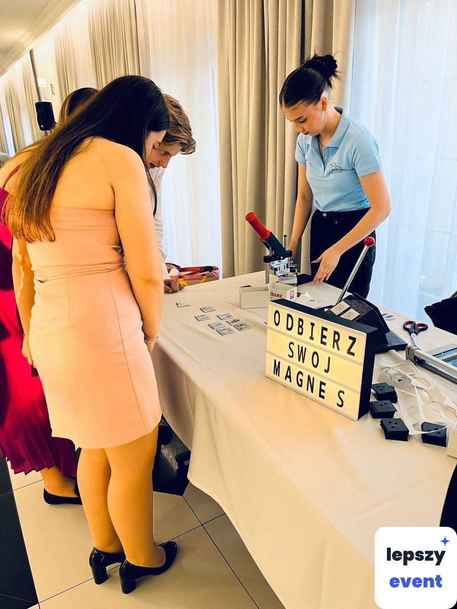 Magnesy pamiątkowe tworzone podczas eventu | magnetyczni - fotomagnesy na żywo — zdjęcie 8